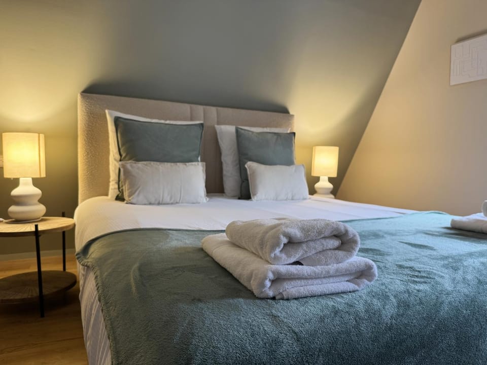 Bed, Bedroom, towels