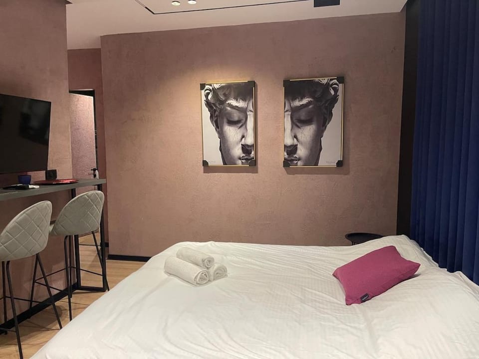 JT Tirana Studios - Red Apartment in Tirana
