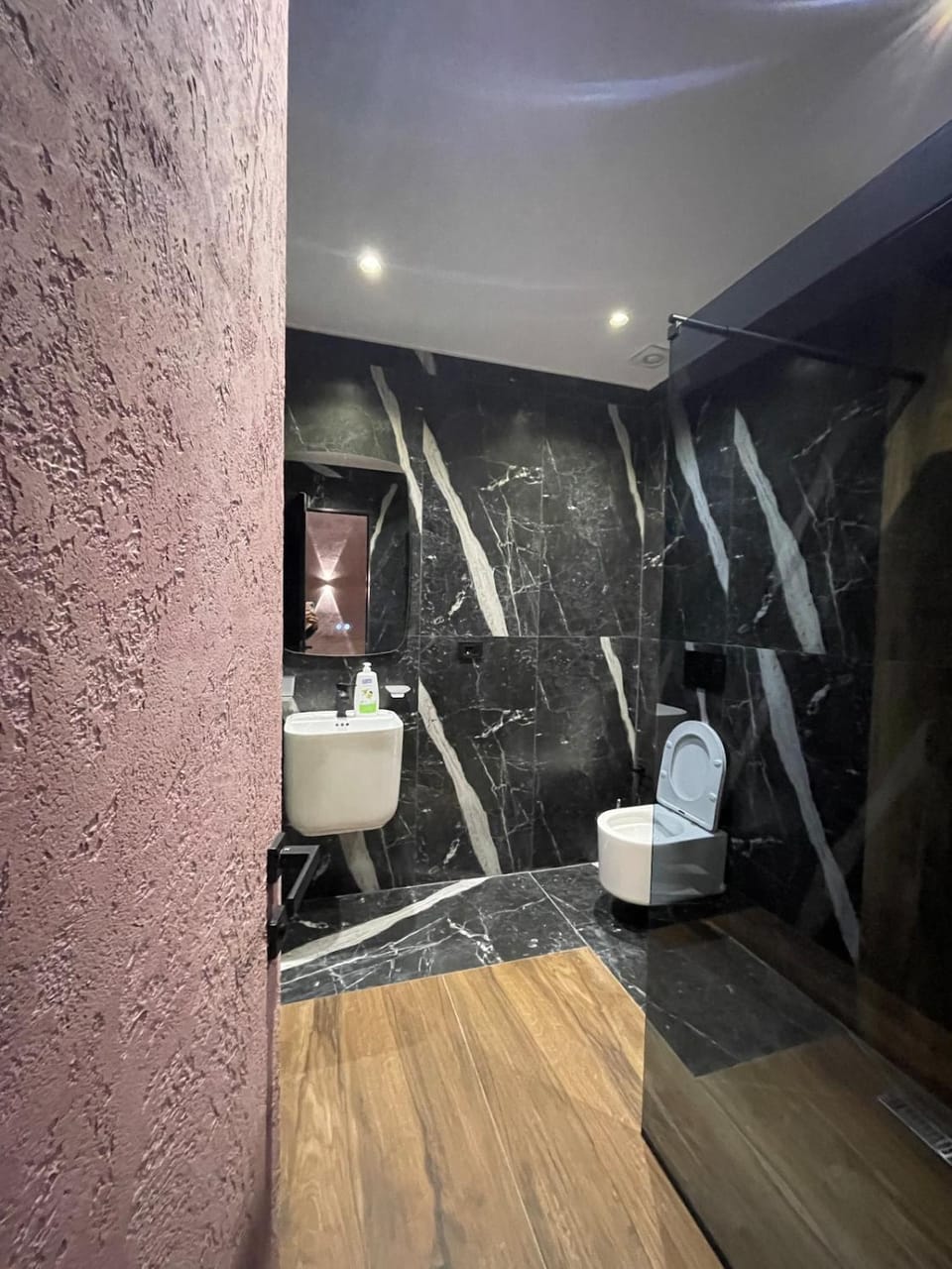 JT Tirana Studios - Red Apartment in Tirana
