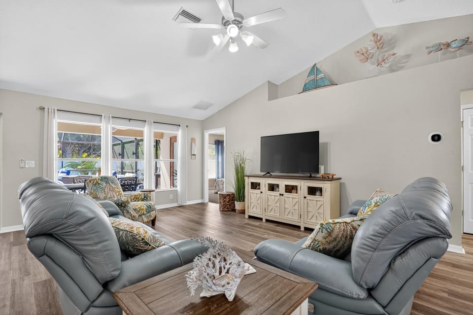 Spacious 4BR Retreat with Heated Pool & Spa House in North Port