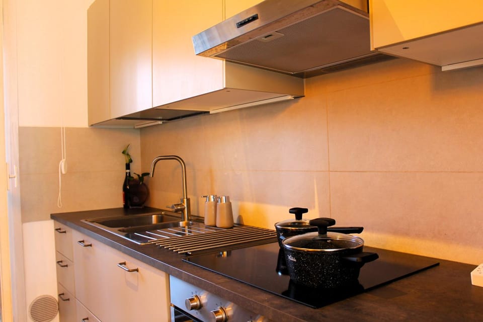 Coffee/tea facilities, Kitchen or kitchenette, stove