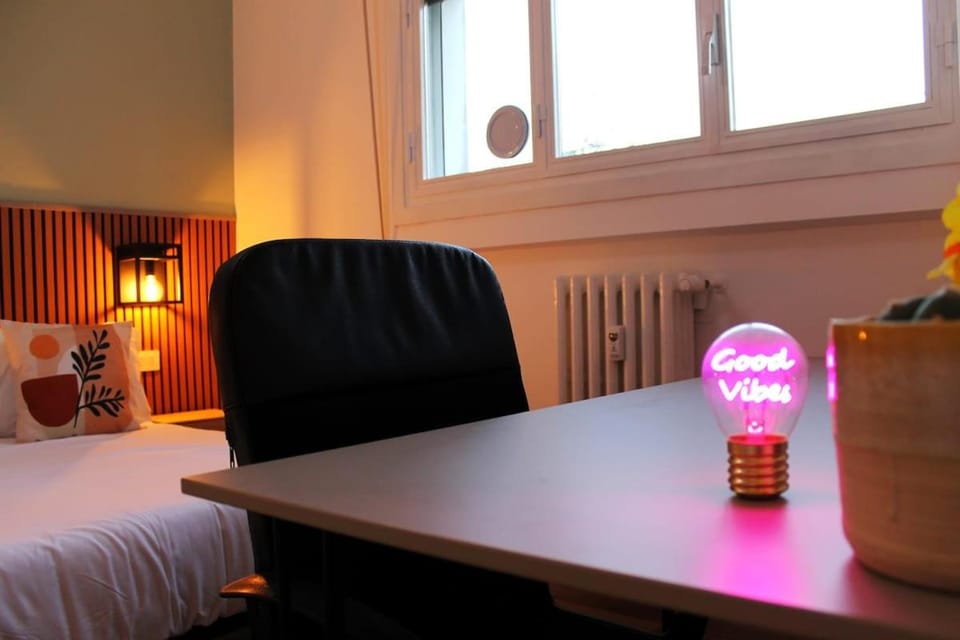 Bed, Photo of the whole room, Bedroom, internet