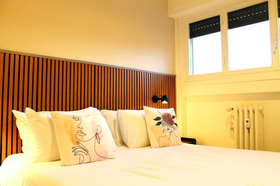 Bed, Photo of the whole room, Bedroom, internet