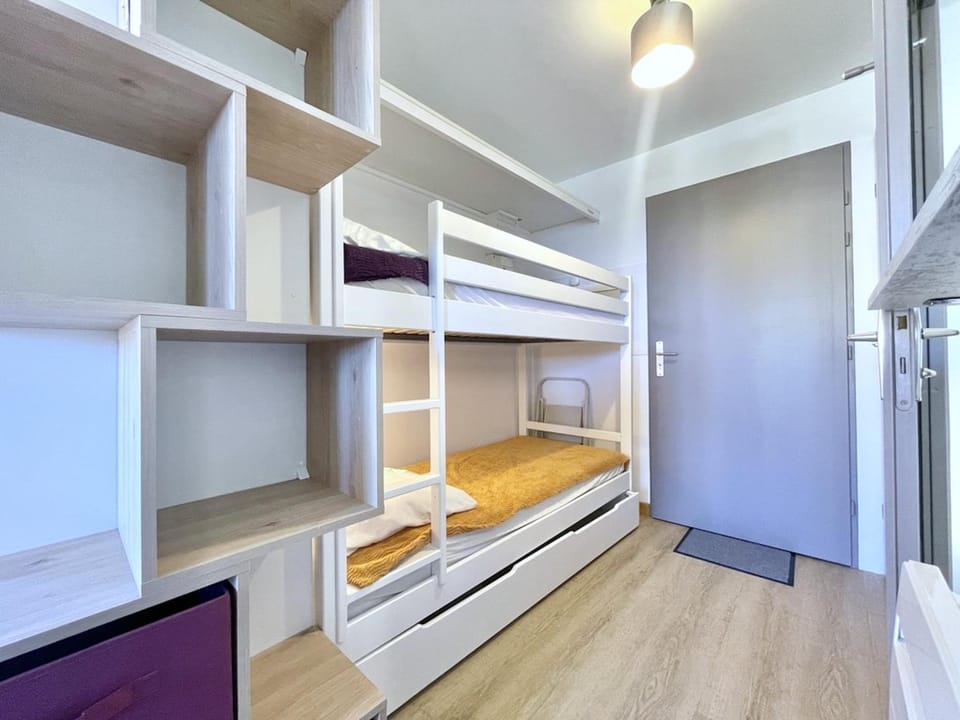 Bed, Photo of the whole room, bunk bed