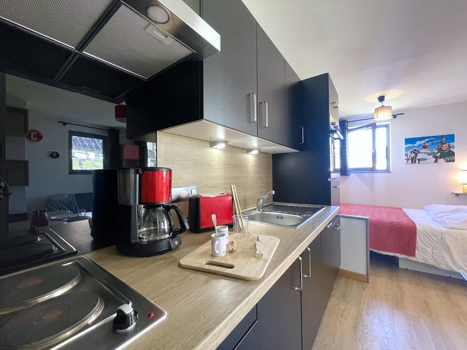 Bed, Coffee/tea facilities, Kitchen or kitchenette, stove, toaster
