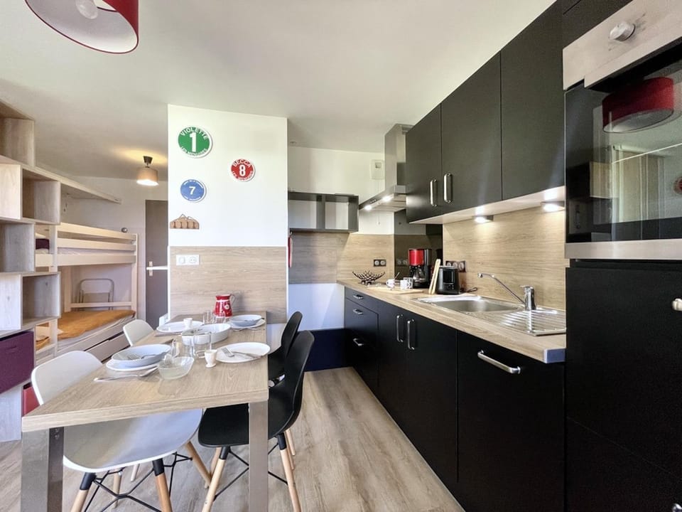 Kitchen or kitchenette, Dining area, dishwasher, oven, stove