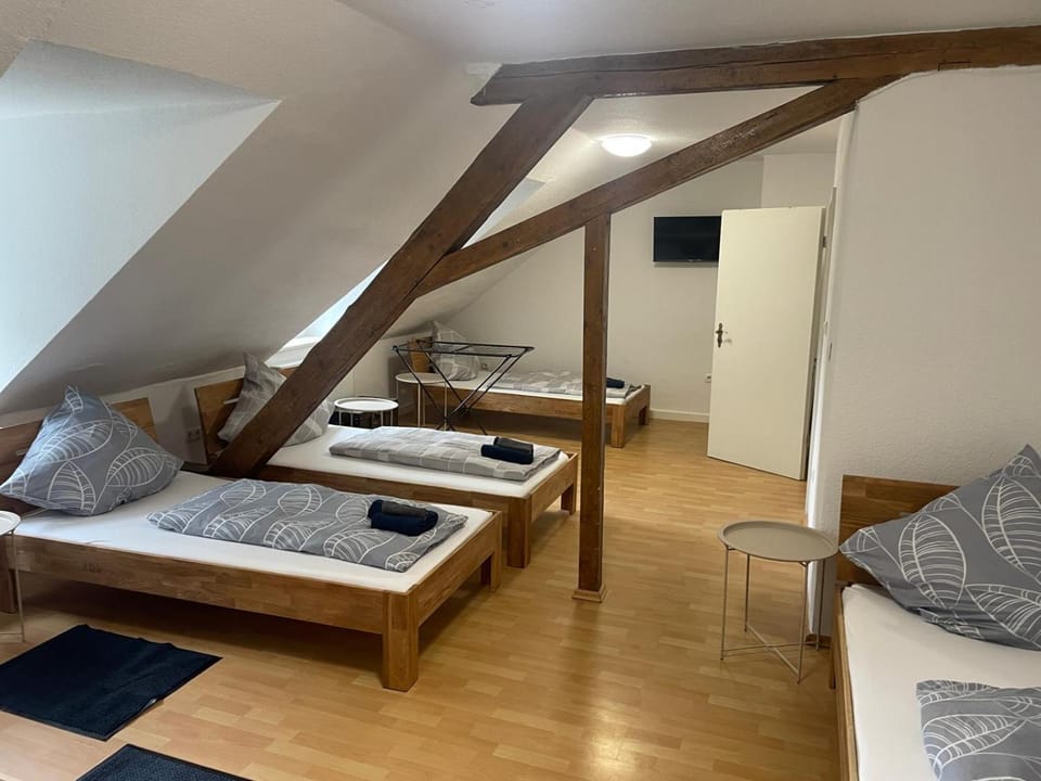 Bed, TV and multimedia, Photo of the whole room, Seating area, Bedroom