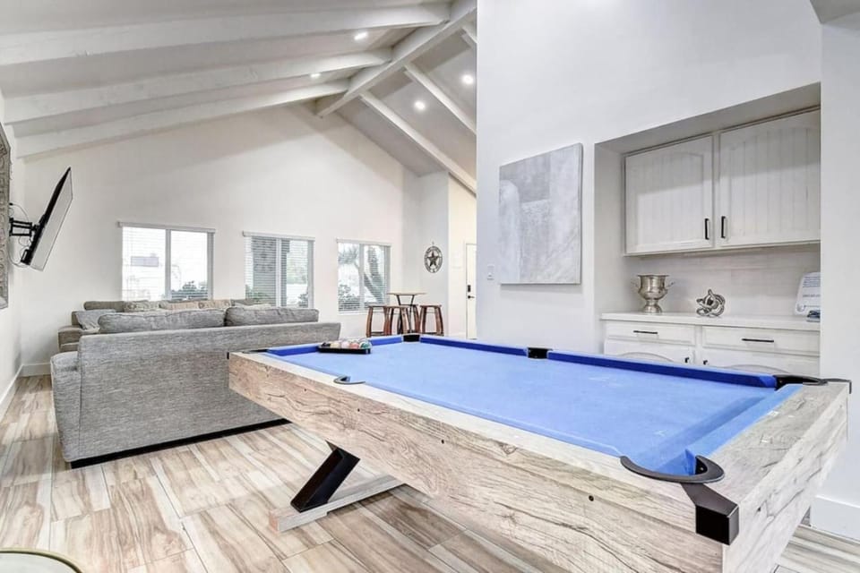 8 Large Bedrooms Heated Pool Sport Court) House in Scottsdale