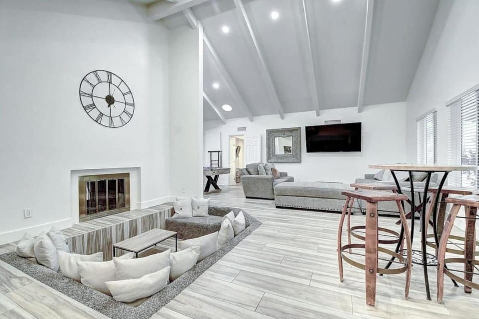 8 Large Bedrooms Heated Pool Sport Court) House in Scottsdale