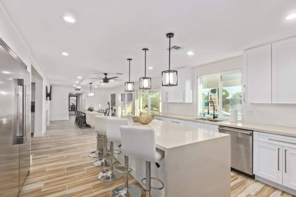 8 Large Bedrooms Heated Pool Sport Court) House in Scottsdale
