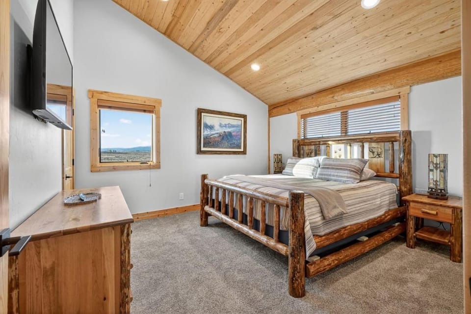 Here & Now | Yellowstone Cabin w/ Hot Tub & Views! Cabin in Idaho