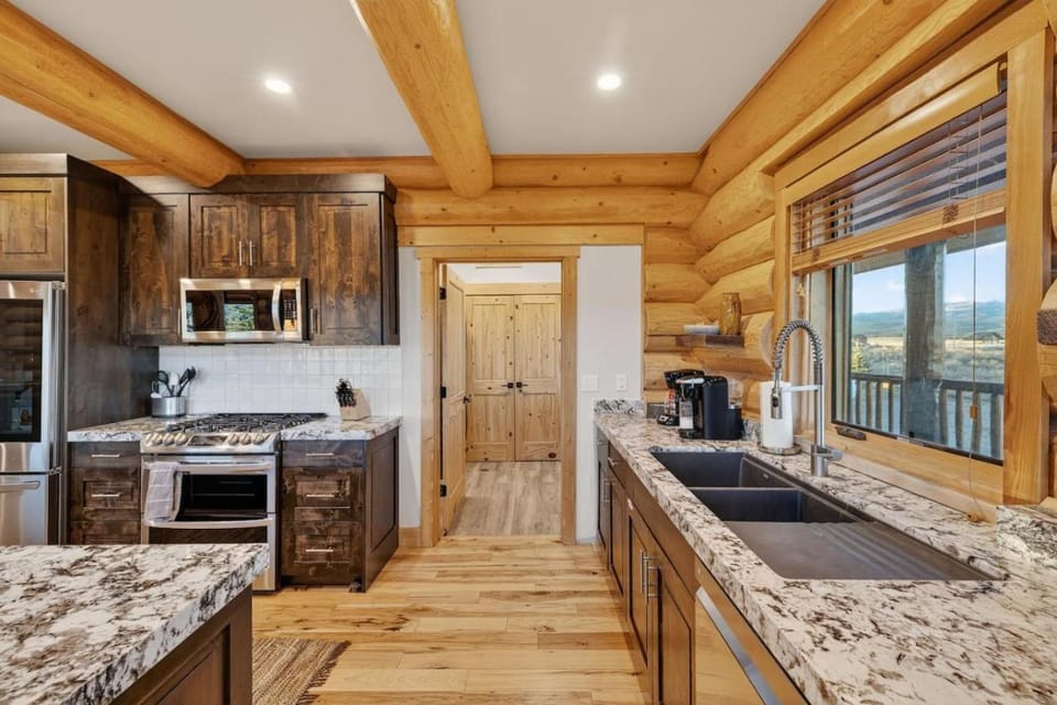 Here & Now | Yellowstone Cabin w/ Hot Tub & Views! Cabin in Idaho