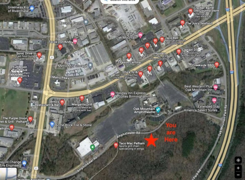 Family Escape with Garage, Pool and Park) House in Pelham