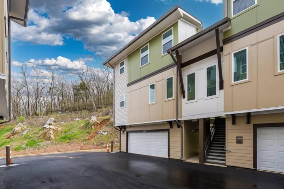 Family Escape with Garage, Pool and Park) House in Pelham