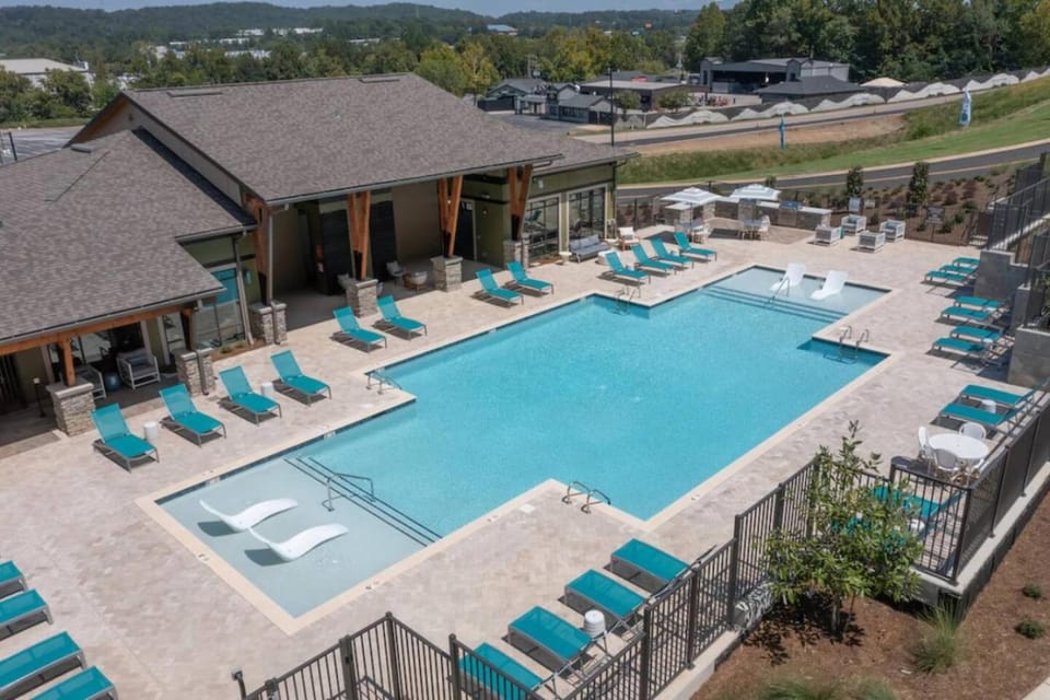 Family Escape with Garage, Pool and Park) House in Pelham