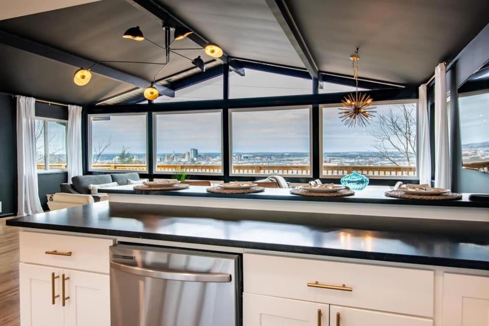 Luxurious Retreat with Stunning Views Sleeps 16) House in Birmingham