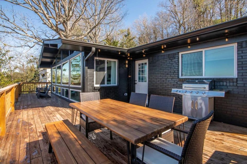 Luxurious Retreat with Stunning Views Sleeps 16) House in Birmingham