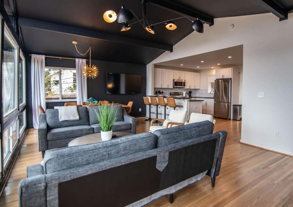 Luxurious Retreat with Stunning Views Sleeps 16) House in Birmingham