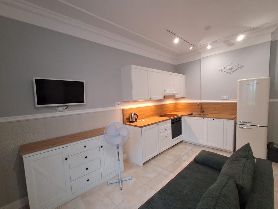 TV and multimedia, Kitchen or kitchenette, Living room, Seating area