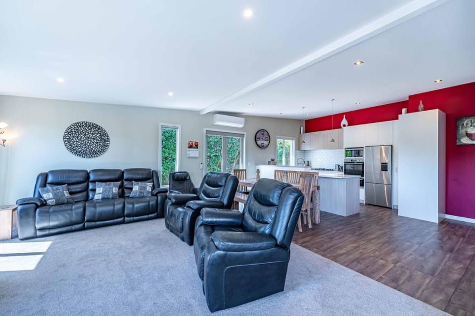 Wanaka Haven Spa Views and fantastic outdoor living House in Wanaka