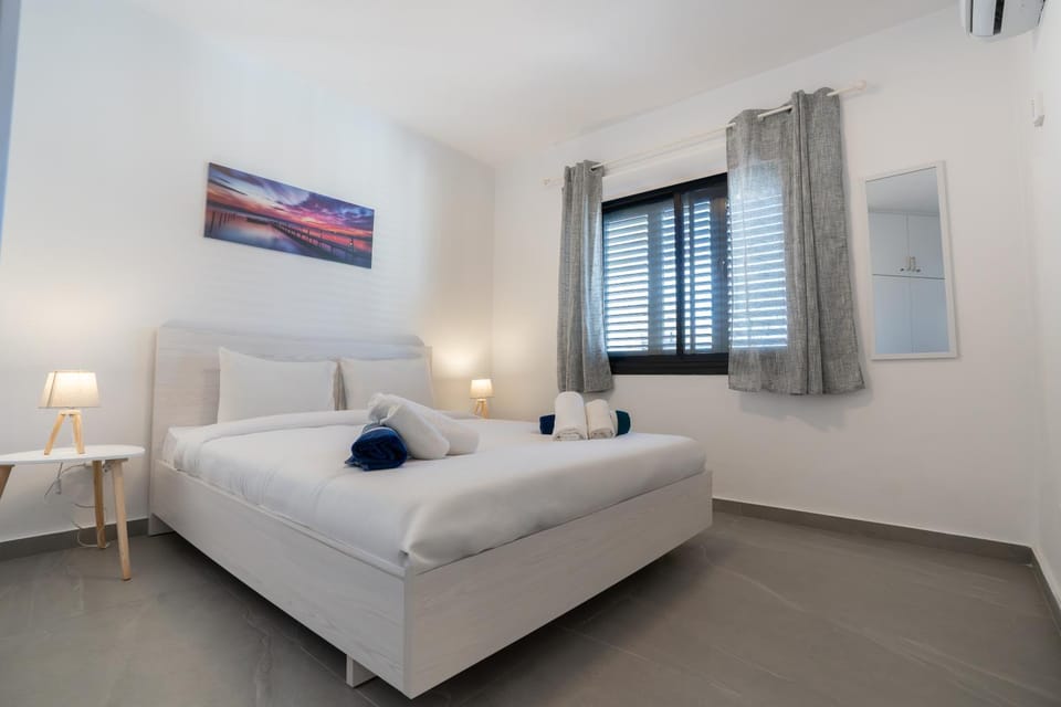 Bed, Photo of the whole room, Bedroom, towels, air conditioner