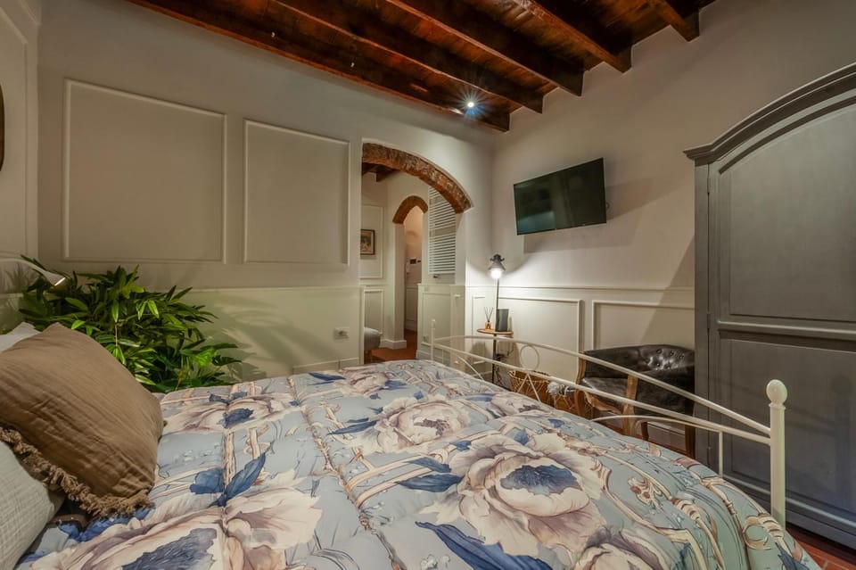 Bed, TV and multimedia, Living room, Photo of the whole room, Seating area, Evening entertainment, Bedroom
