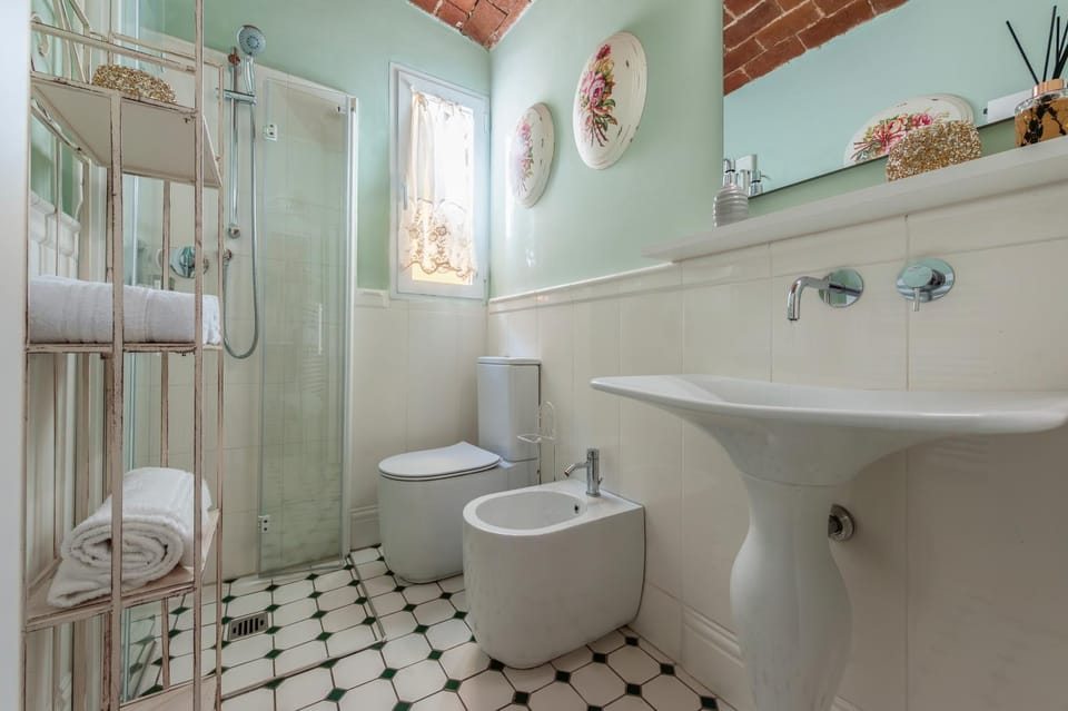 Shower, Toilet, Bathroom, Bath, bidet, towels