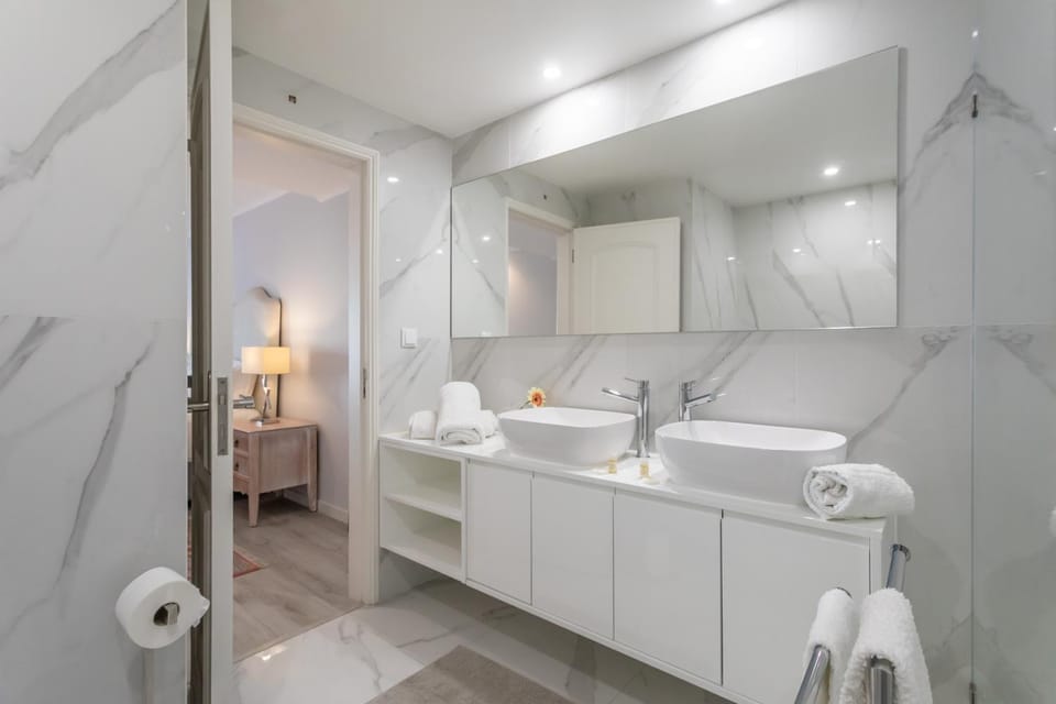 Shower, Toilet, towels