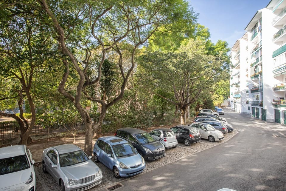 Neighbourhood, Location, Parking