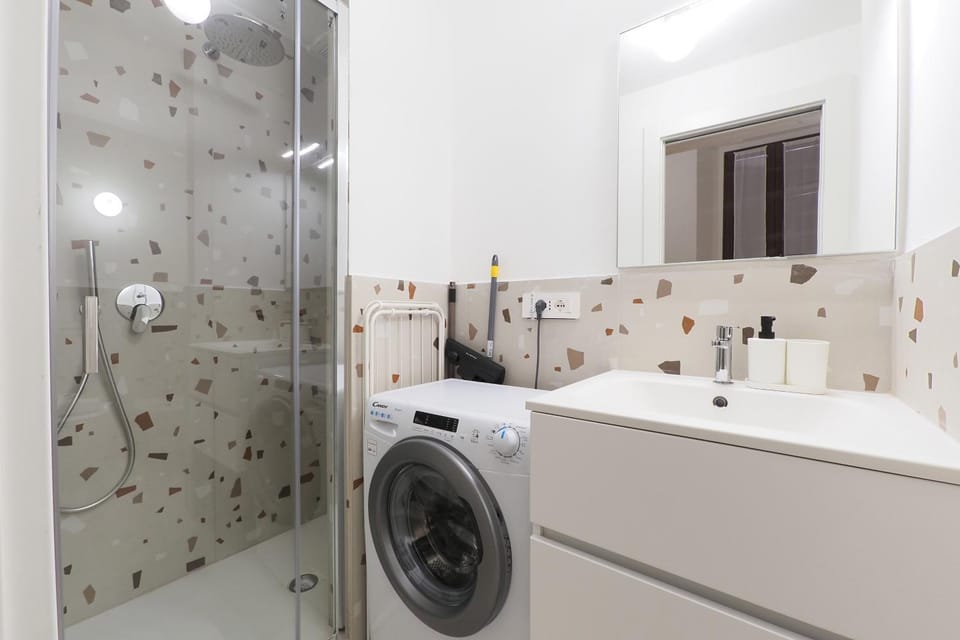 Shower, Bathroom, towels, washing machine