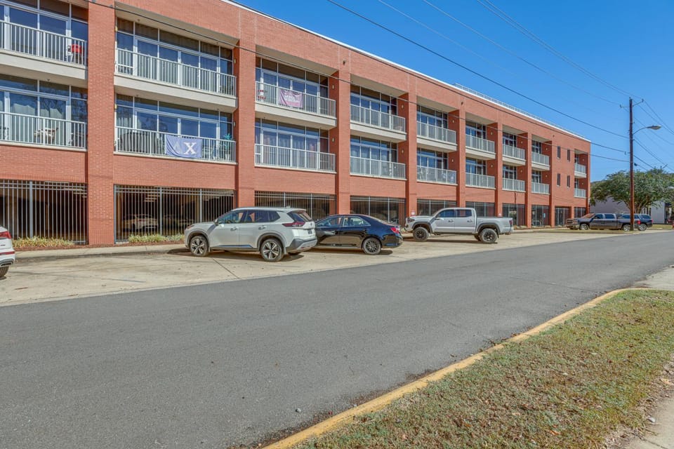 Walk to UA Campus: Apt w/ Secure Parking! House in Northport