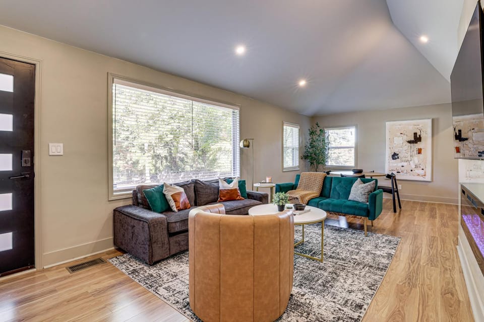 Decatur Gem: Modern Kitchen, Deck & Fireplace! House in Candler-McAfee