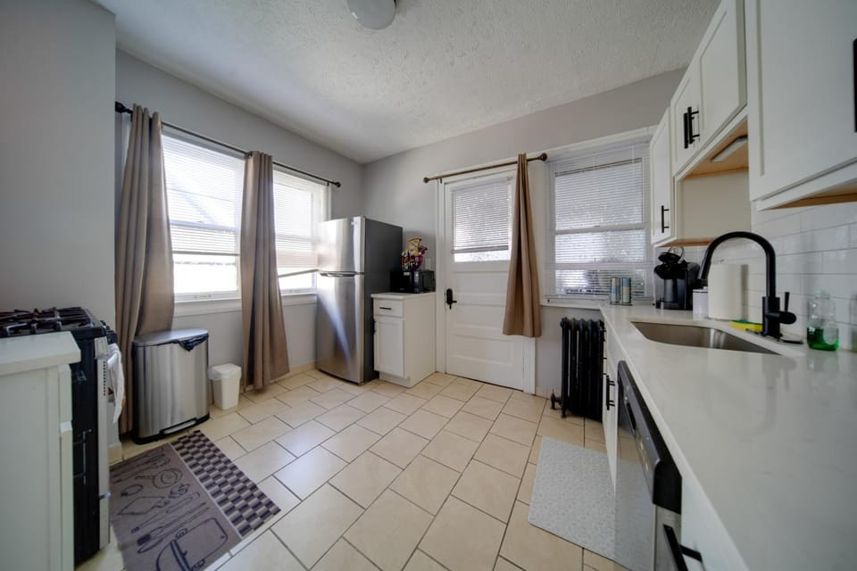 Deck, Pool Table! Walkable Cleveland Heights Apt Apartment in Cleveland Heights