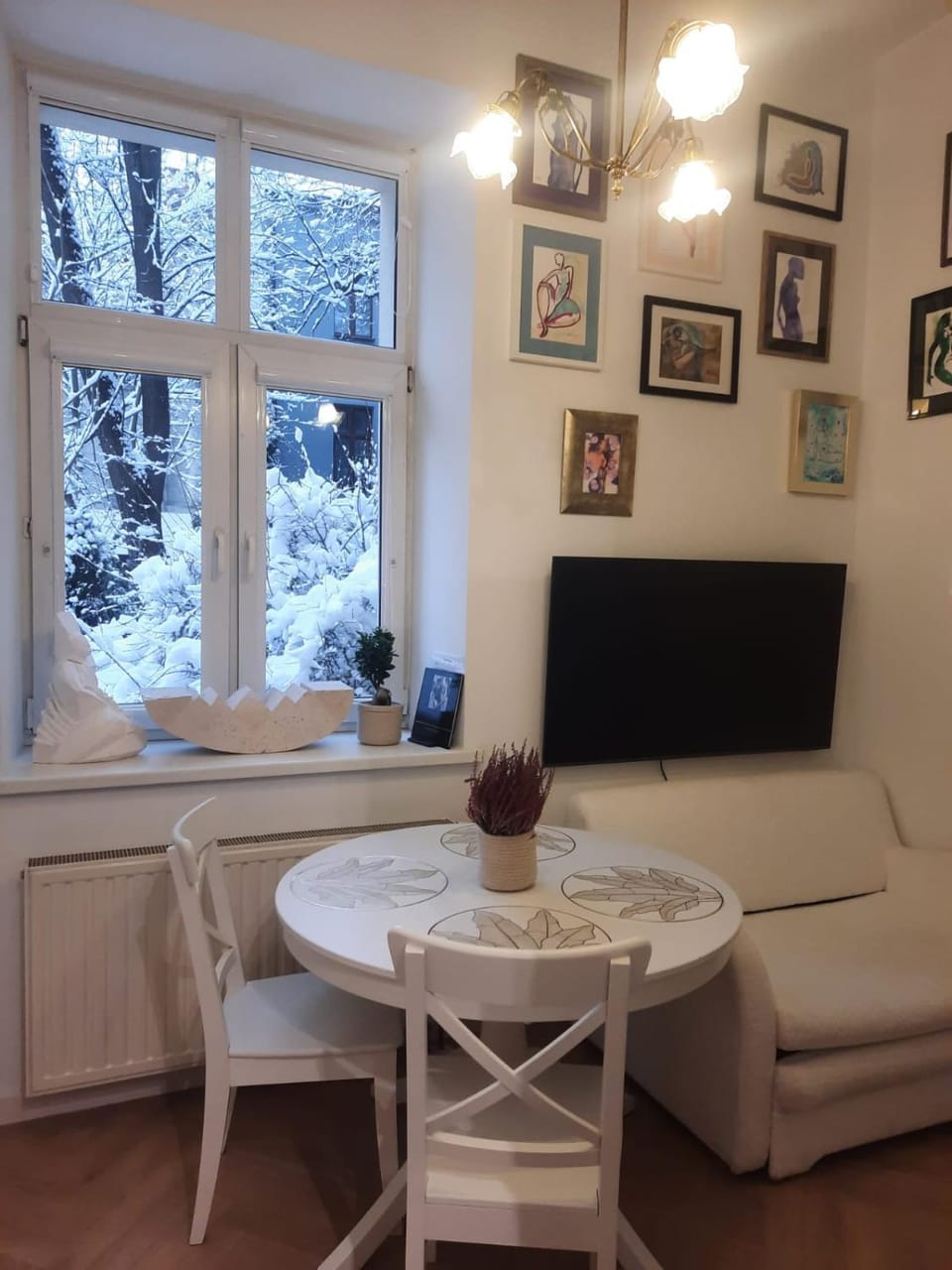 TV and multimedia, Living room, Seating area, Dining area