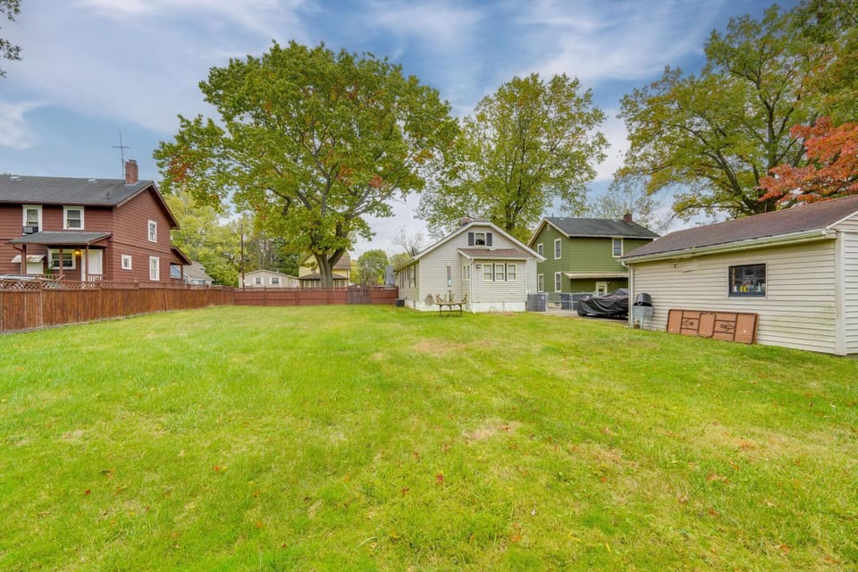 1 Mi to Akron Zoo Ranch-Style Home with Yard! House in Akron