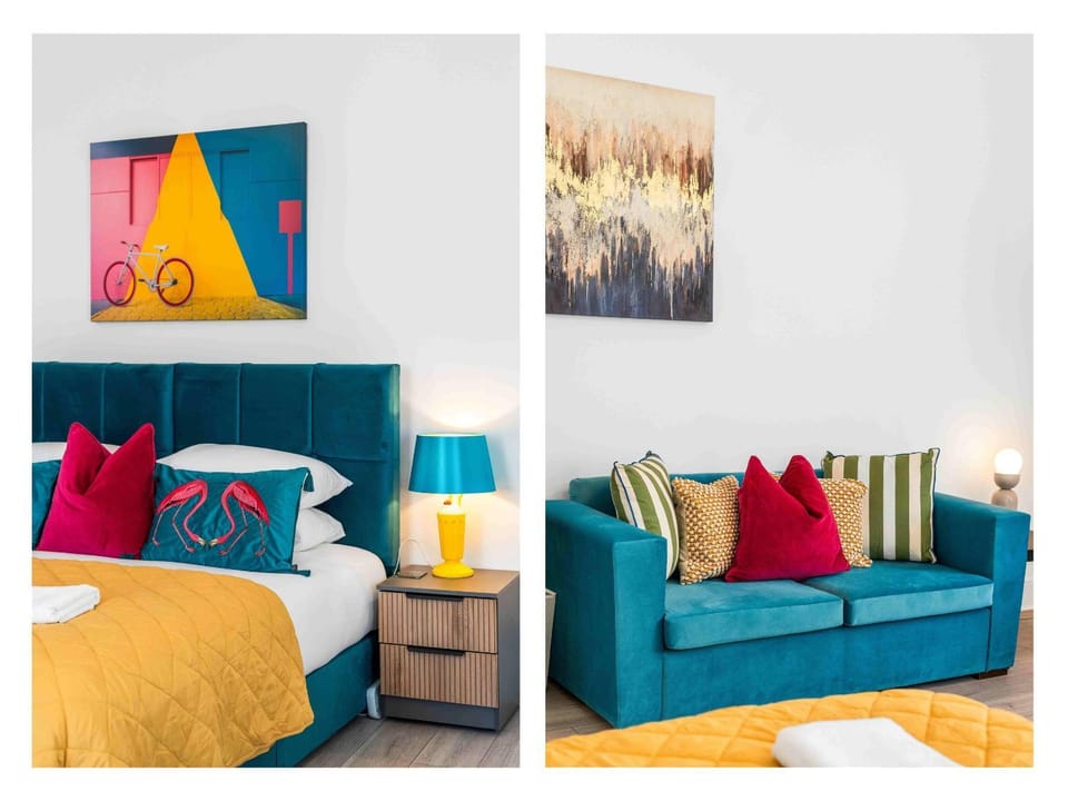 Bed, Seating area, Bedroom