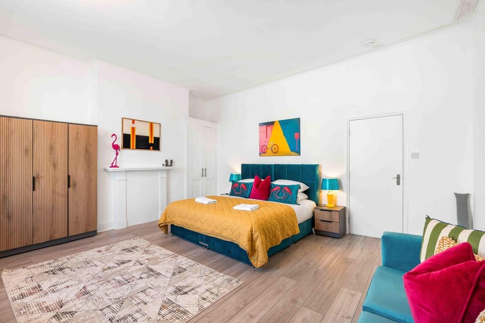 Bed, Seating area, Bedroom, wardrobe