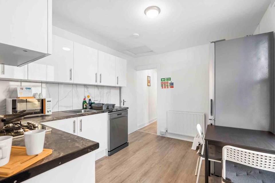 Coffee/tea facilities, Kitchen or kitchenette, dishwasher, oven, stove, toaster