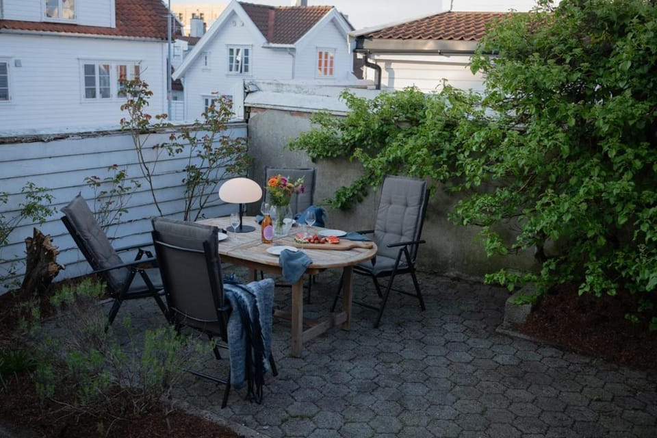 Unique wooden house, Cozy outdoor area, Downtown Apartment in Stavanger