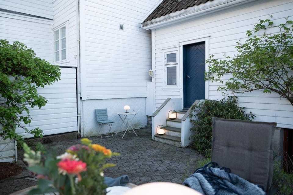 Unique wooden house, Cozy outdoor area, Downtown Apartment in Stavanger