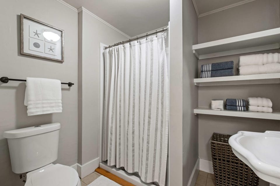 Exeter -1st Floor Large Furnished Two Bed One Bath Apartment in Exeter
