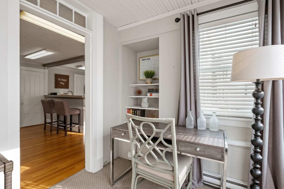 Exeter -1st Floor Large Furnished Two Bed One Bath Apartment in Exeter