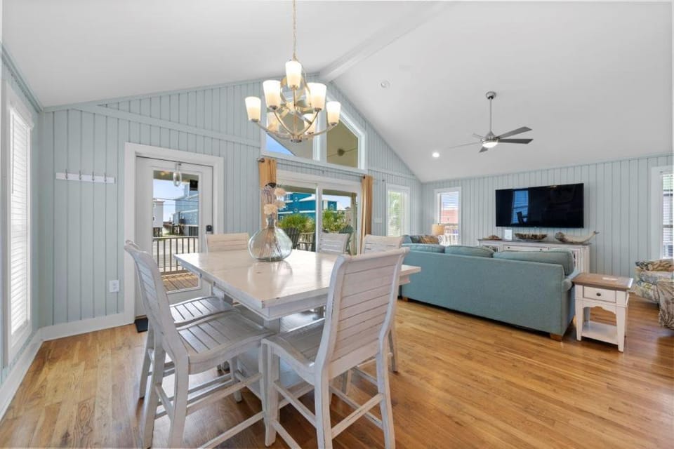 4 Shore by Youngs Suncoast House in West Beach