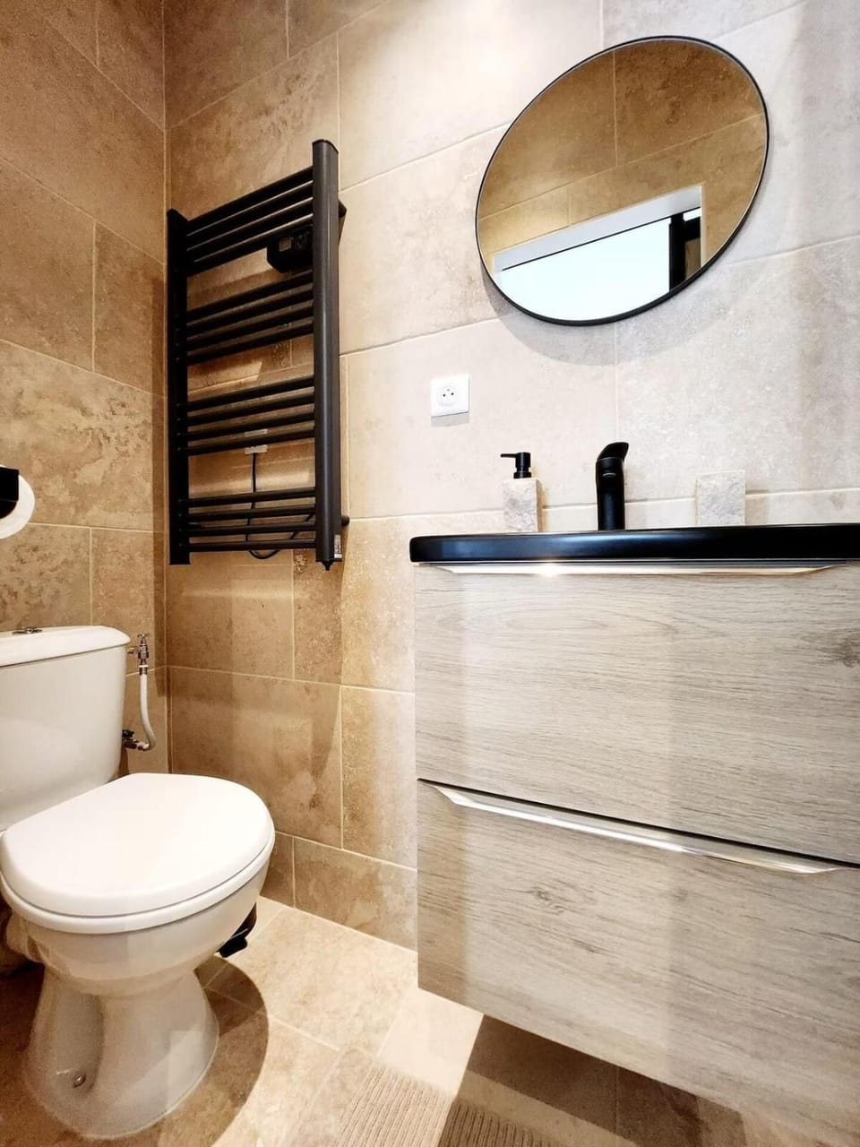 Le Robin Central Studio with AC & charm Apartment in Antibes