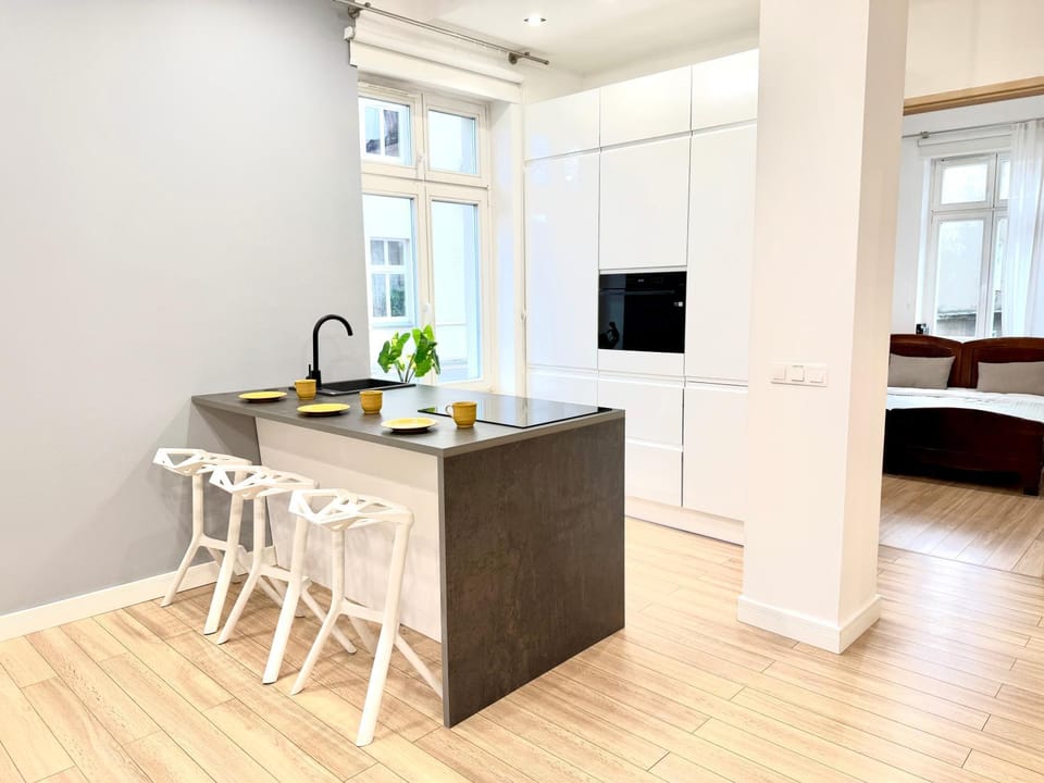 Kitchen or kitchenette, dishwasher, microwave, stove