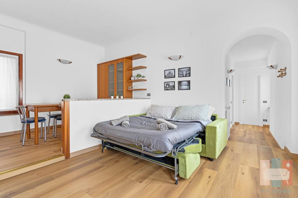 Bed, Photo of the whole room, towels