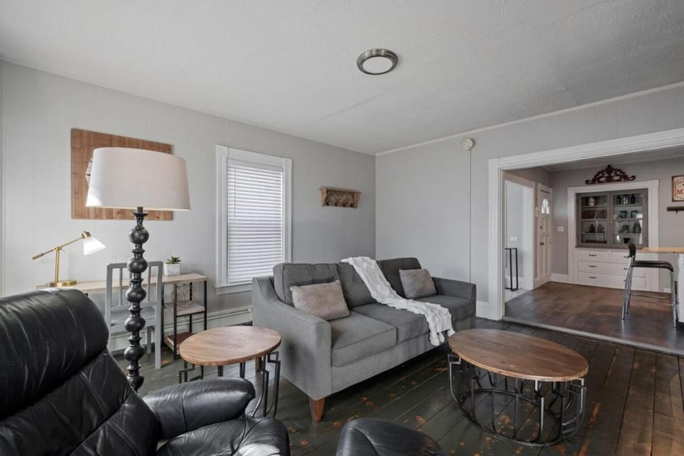 Stylish First Floor Apartment w Private Front Porch Apartment in Manchester