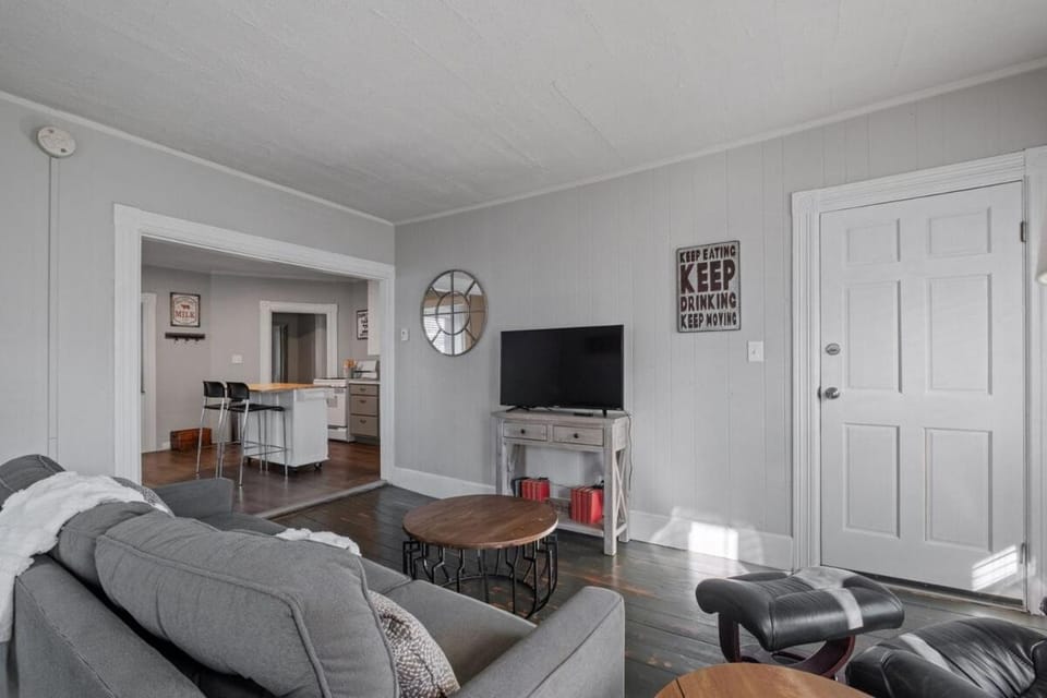 Stylish First Floor Apartment w Private Front Porch Apartment in Manchester