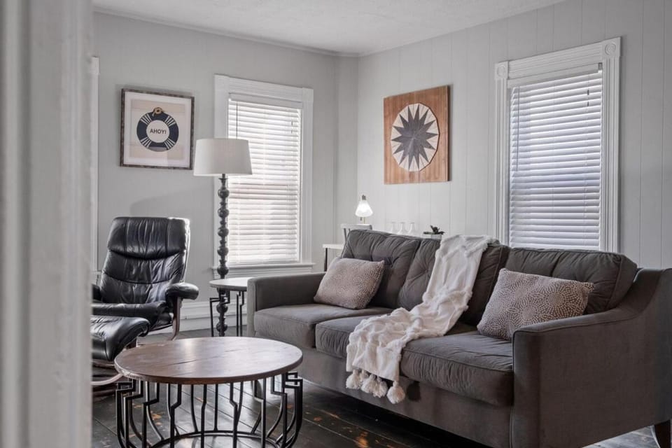 Stylish First Floor Apartment w Private Front Porch Apartment in Manchester