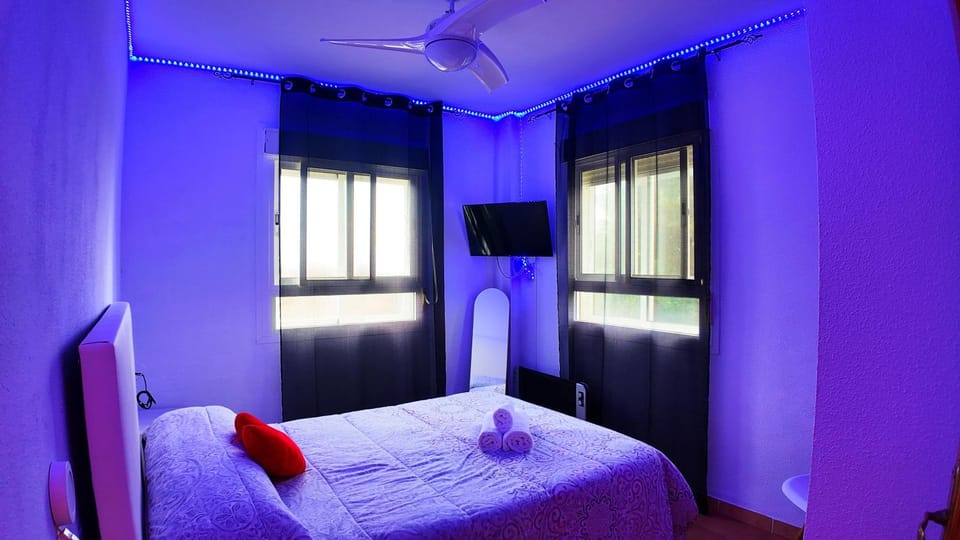 Bed, TV and multimedia, Photo of the whole room, Bedroom